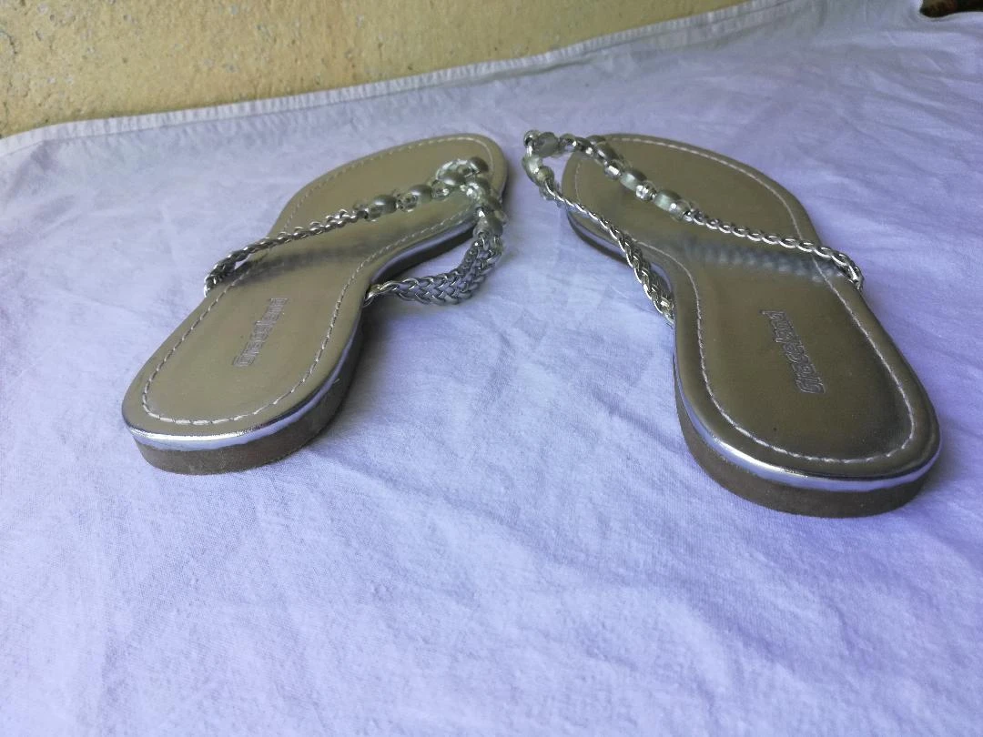 Sandalias entre dedos/Tongas plateadas con cuentas talla 38 - nuevas – photo 16